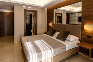 Habitación cuádruple superior | Ropa de cama de alta calidad, minibar, caja fuerte y escritorio