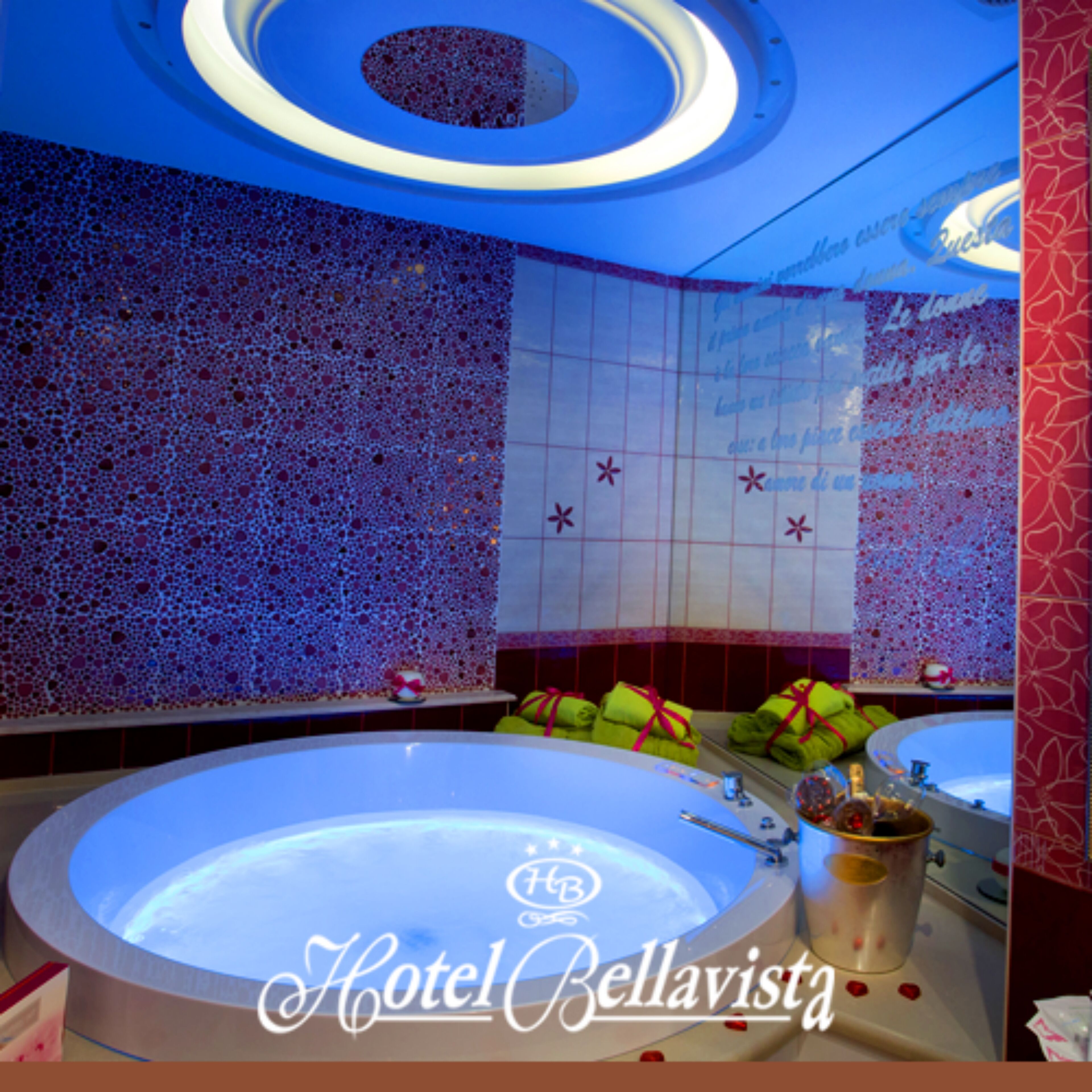 suite, hot tub | private spa tub