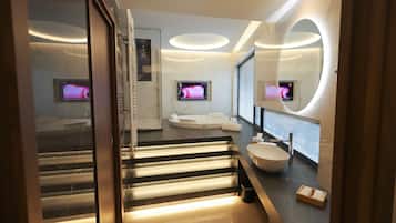 Suite – grand, spabadekar | Bad | Dusj, regndusjhode, toalettartikler (inkludert) og hårføner
