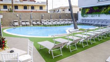 Piscine extérieure (ouverte en saison), parasols de plage