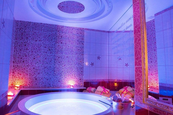 Suite, Hot Tub | Bathroom | Shower, rainfall showerhead, free toiletries, hair dryer