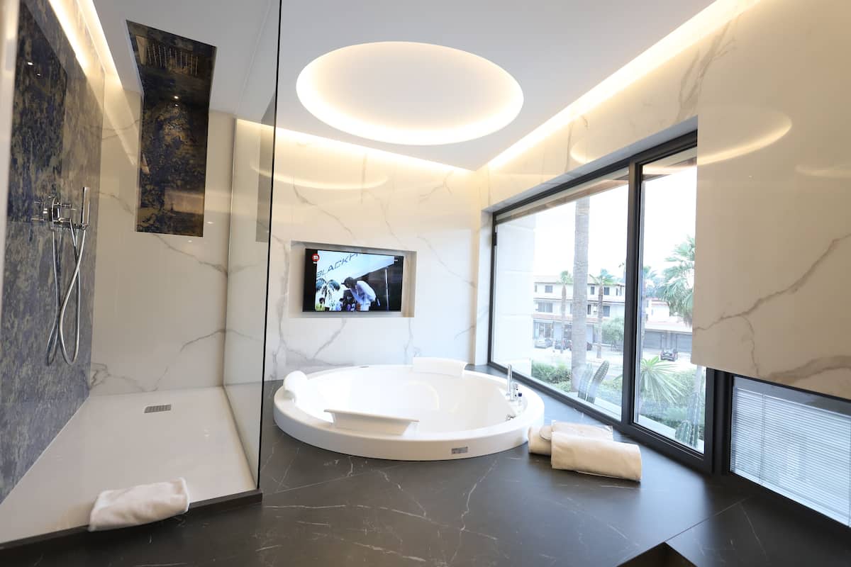 grand suite, hot tub | jetted bathtub