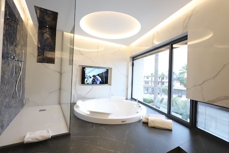 Grand suite, hot tub | Bubbelbad. Bellavista