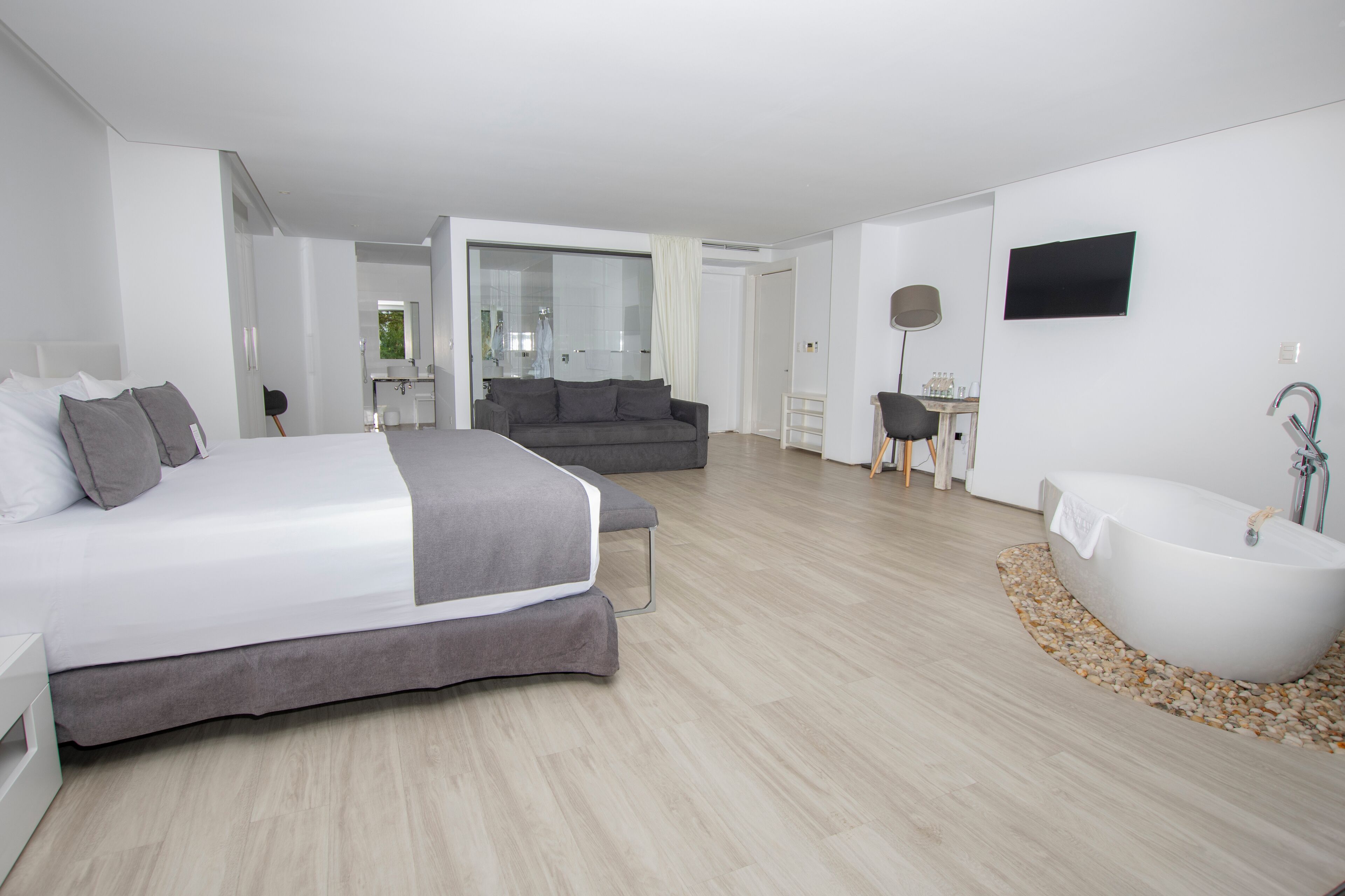 Luxury Room, 1 King Bed, Balcony | Premium bedding, pillowtop beds, in-room safe, desk