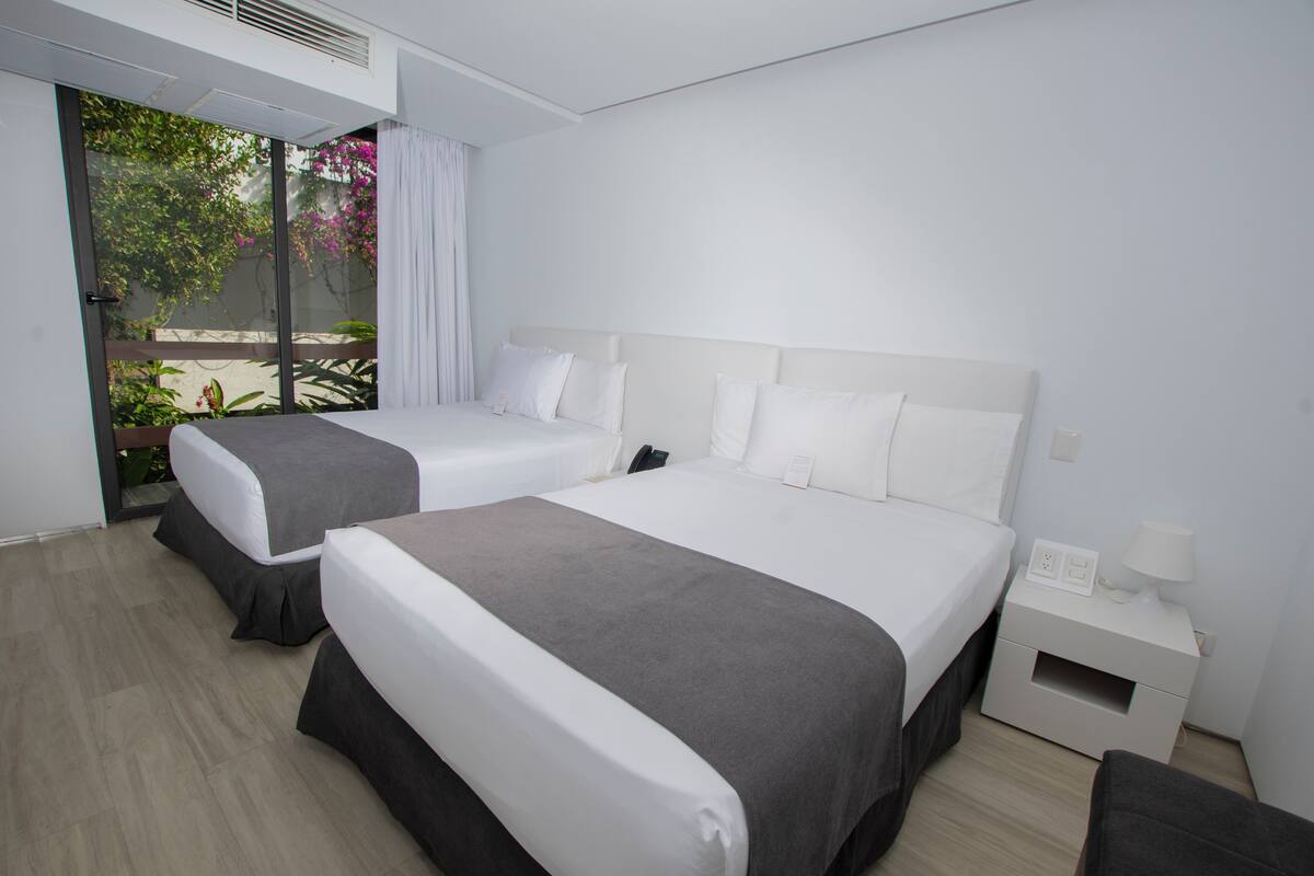 Chambre, 2 grands lits, vue jardin | Vue sur le jardin