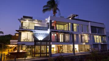 Fachada de la propiedad por la tarde o noche