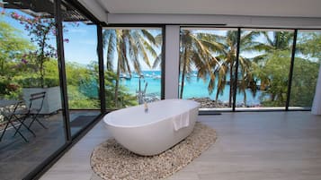 Deep-soaking bathtub