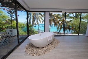 Luxury-Zimmer, Balkon, Meerblick | Komfortbadewanne