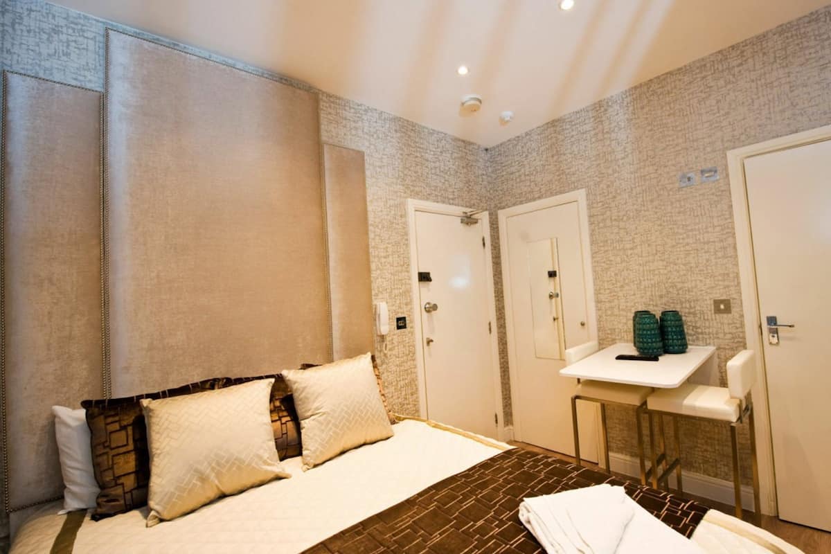 Executive Studio Apartment | Iron/ironing board, WiFi (free)