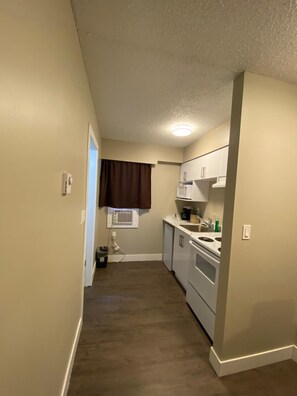 Fridge, microwave, oven, coffee/tea maker - Imperial Motel (100 Mile House)
