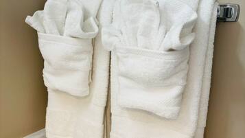 Kombinert dusj/badekar, toalettartikler (inkludert) og håndklær