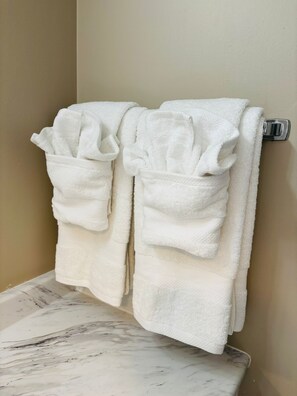 Kombinert dusj/badekar, toalettartikler (inkludert) og håndklær