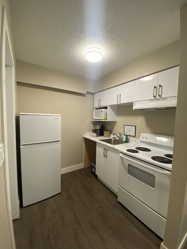 Deluxe Double Room, Kitchen | Private kitchenette | Fridge, microwave, oven, coffee/tea maker - Imperial Motel (100 Mile House)