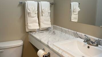 Bañera con ducha, artículos de tocador gratuitos, toallas