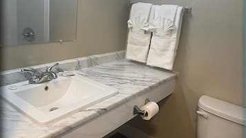 Dobbeltrom – standard | Bad | Kombinert dusj/badekar, toalettartikler (inkludert) og håndklær