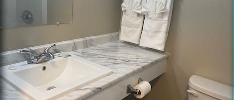 Standard Double Room | Bathroom | Combined shower/tub, free toiletries, towels