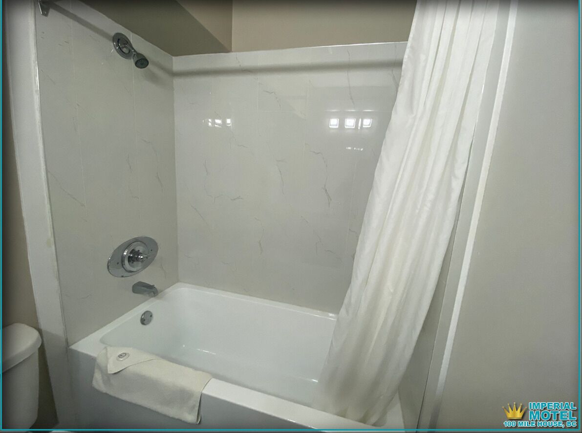 Chambre Standard double | Salle de bain | Ensemble baignoire-douche, articles de toilette (gratuits)