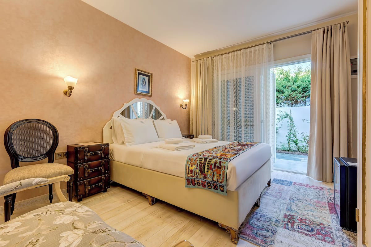 Ground floor standard room | 1 bedroom, premium bedding, minibar, in-room safe