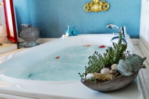 Junior Suite Jacuzzi | 高級寢具、迷你吧、房內夾萬、書桌