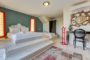 Junior suite | Luxe beddengoed, een minibar, een kluis op de kamer, een bureau