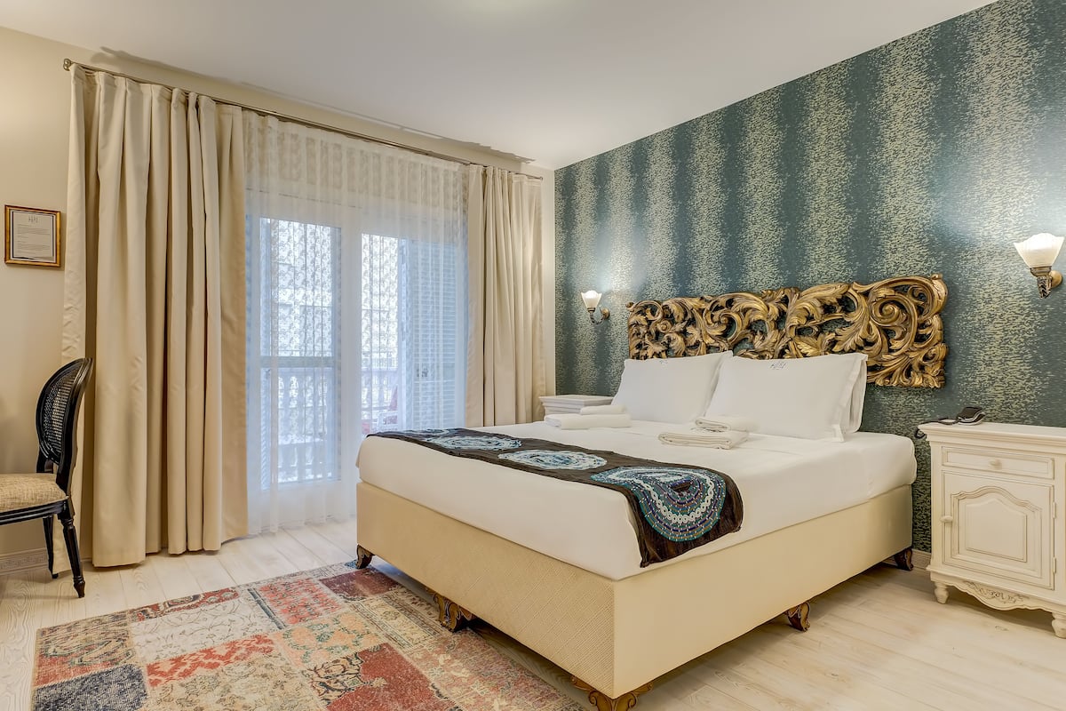Deluxe Room With French Balcony | 1 bedroom, premium bedding, minibar, in-room safe