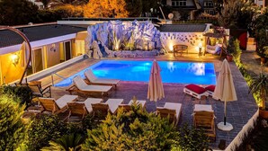 2 outdoor pools, pool umbrellas, sun loungers - Villa Kore Cesme (Cesme)