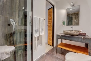 Luxury Slow | Badeværelse | Bruser, designertoiletartikler, hårtørrer, hjemmesko