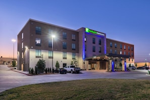 A Holiday Inn Express & Suites hotel with a modern design, featuring a prominent entrance and a parking lot. - Holiday Inn Express & Suites Fort Worth West by IHG (Fort Worth)