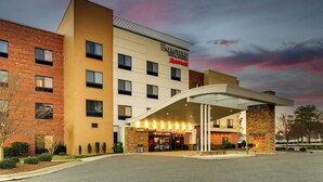 A Fairfield Inn & Suites by Marriott hotel with a modern design, featuring a brick facade, a flat roof, and a covered entrance. - Fairfield Inn & Suites Dunn I-95 (Dunn)