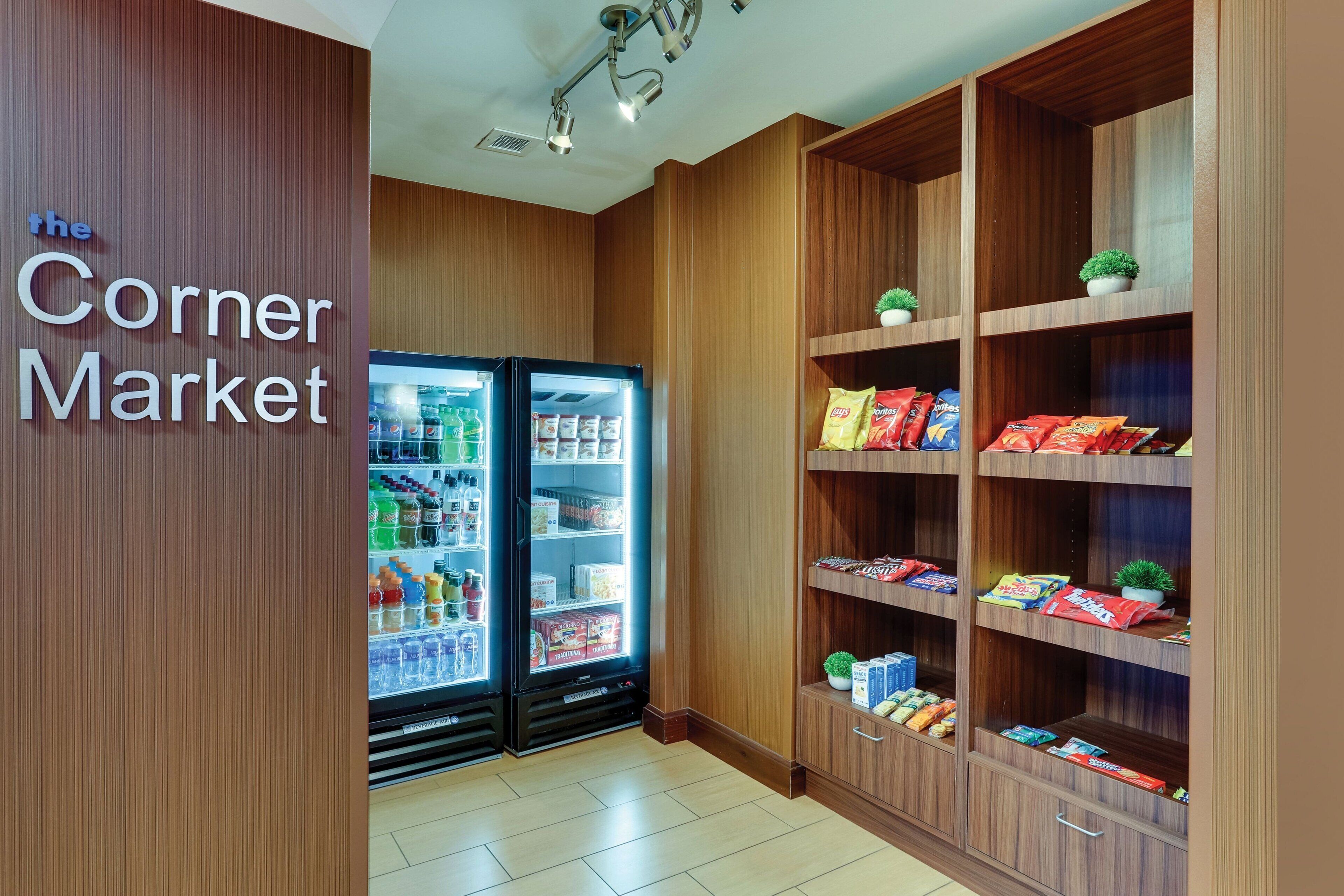Een buurtwinkel met houten planken en een koelvitrine.