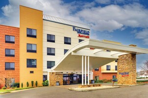 Un hotel Fairfield Inn & Suites Marriott con un diseño moderno, que presenta una entrada cubierta y fachada de ladrillo.