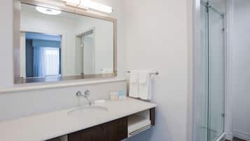 Combined shower/tub, hair dryer, towels