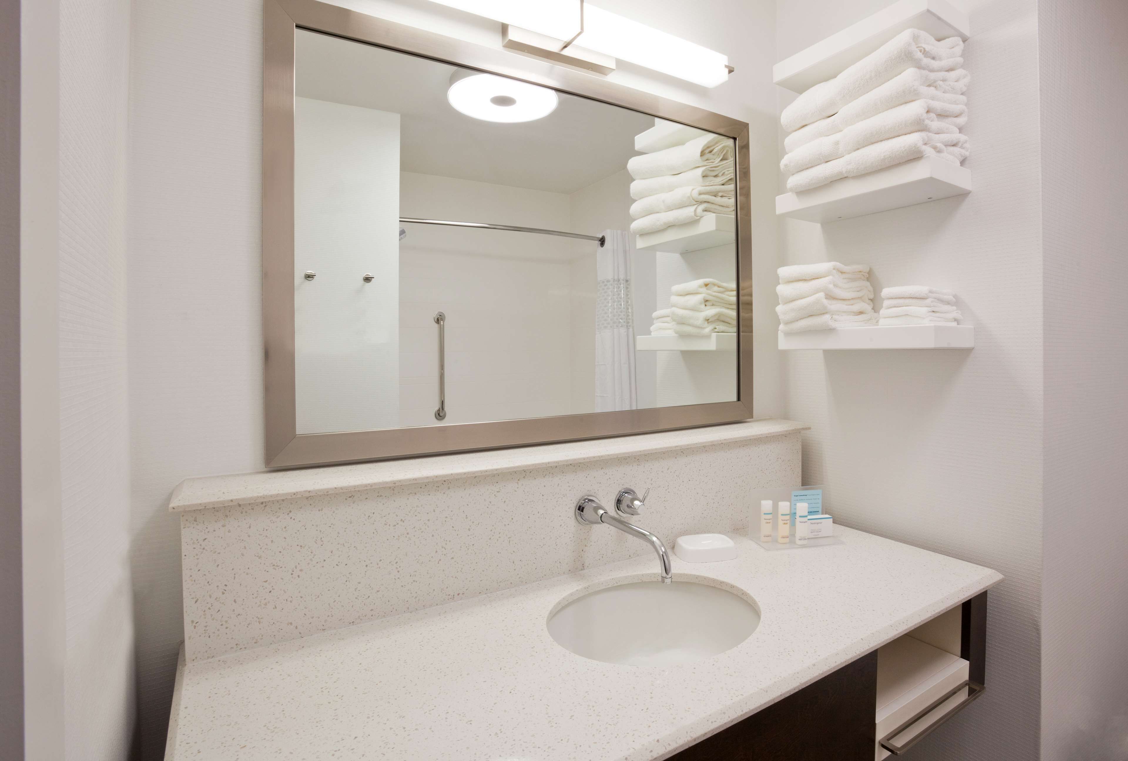 combined shower/bathtub, hair dryer, towels