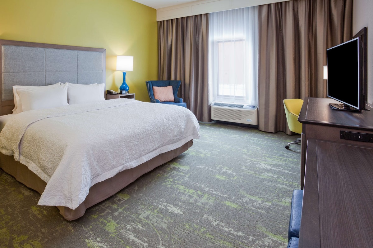 Room, 1 King Bed, Accessible, Non Smoking | Desk, iron/ironing board, free cribs/infant beds, rollaway beds