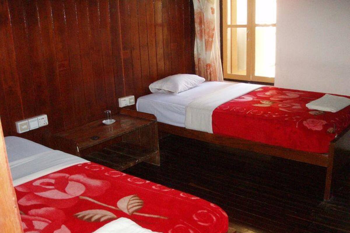 Twin Room with Shared Bathroom | In-room safe, desk