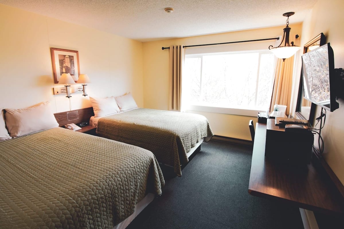 Standaard kamer, 2 tweepersoonsbedden | Woonruimte | Een flatscreentelevisie
