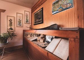 Lobby - Kings Landing (Homer)