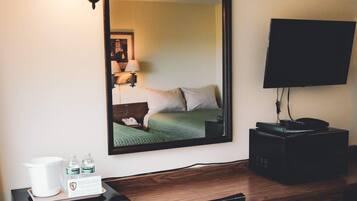 Standard Room, 2 Full Beds | Living area | Flat-screen TV