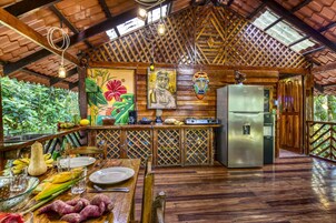 Refrigerador con freezer, placa de cocina, cafetera/tetera, licuadora