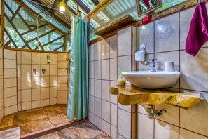 Dream Palm House, Two Bedrooms, Full Kitchen | Bad | Dusj, toalettartikler (inkludert), hårføner og håndklær