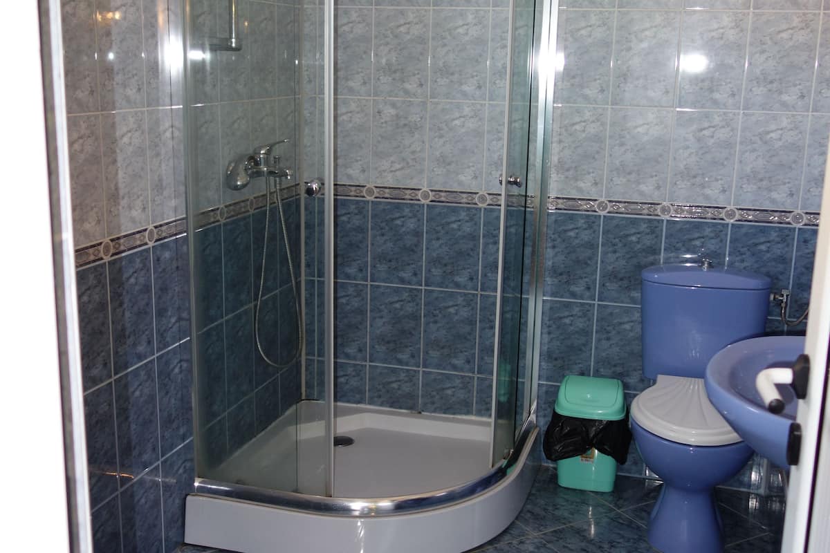 double room, balcony | bathroom | shower, towels