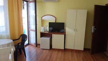 Habitación triple, balcón | Caja de seguridad en la habitación, escritorio y wifi gratis