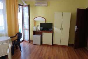 Habitación triple, balcón | Caja fuerte, escritorio, wifi gratis