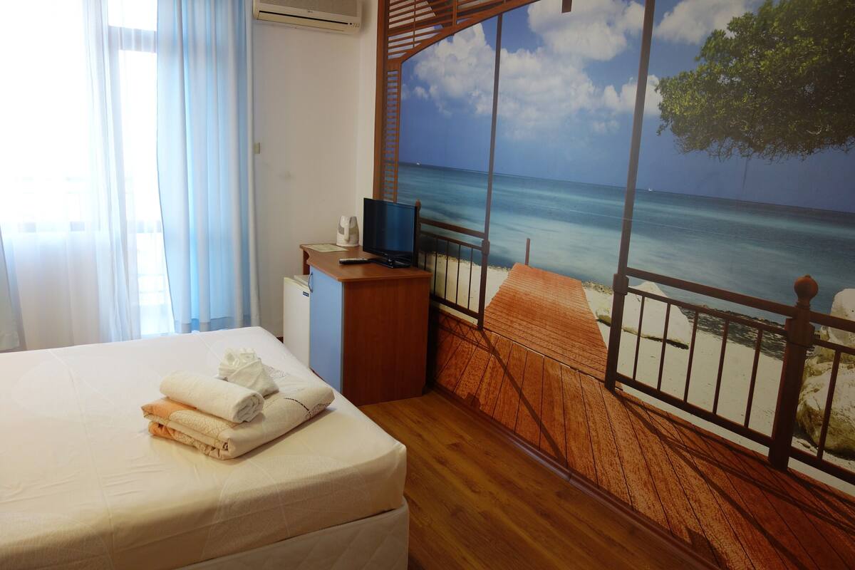 1 bedroom, in-room safe, desk, free wifi