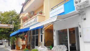 Un edificio con toldo azul y un letrero que dice "AKVAMARINE".