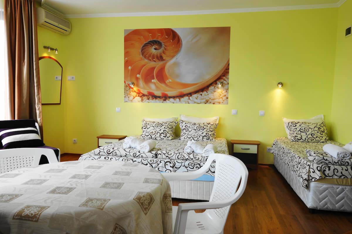 triple room, balcony | 1 bedroom, in-room safe, desk, free wifi