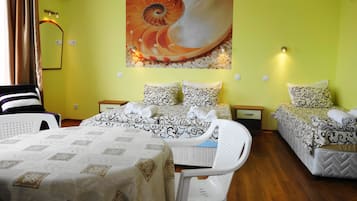 Driepersoonskamer, balkon | Een kluis op de kamer, een bureau, gratis wifi