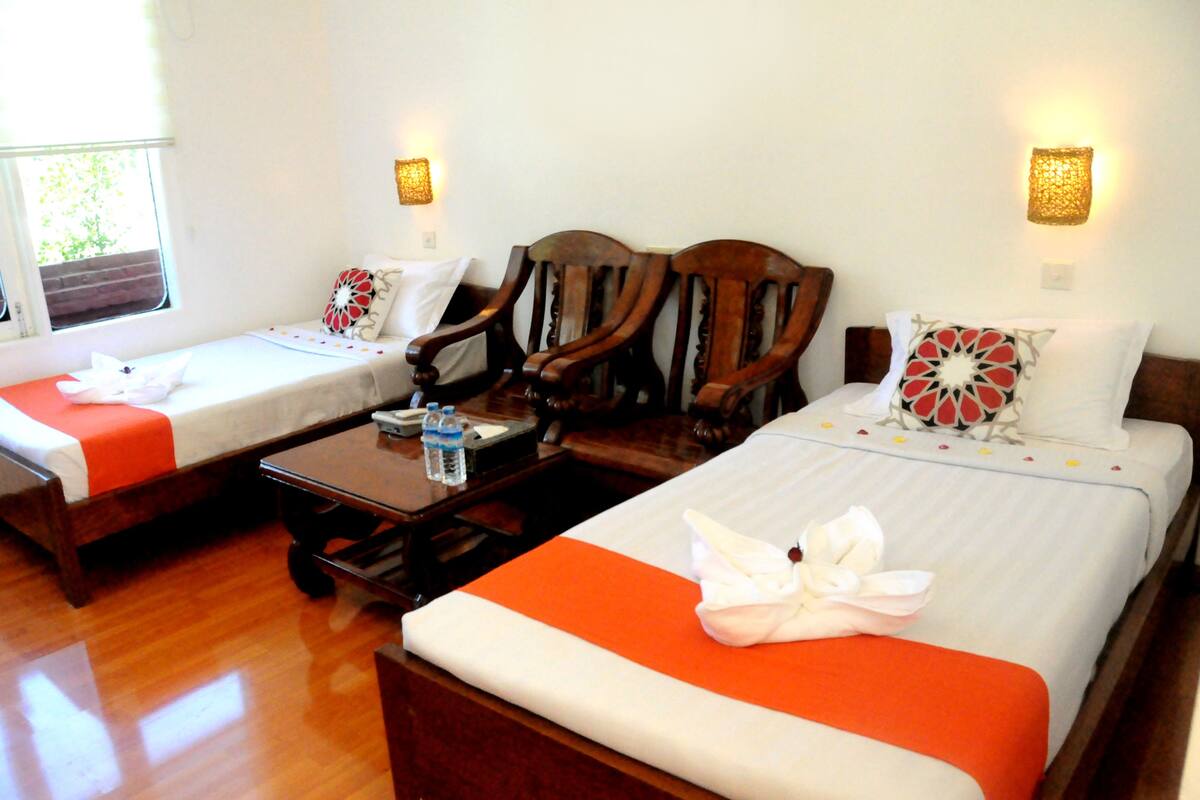 Superior Twin Room | Bar mini, peti besi dalam bilik, meja, kalis bunyi 