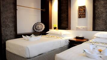 Deluxe Twin Room | Minibar, in-room safe, desk, soundproofing