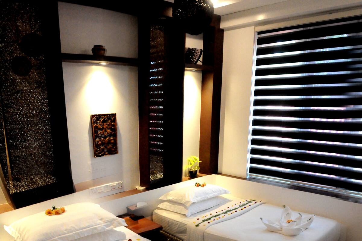 Deluxe Twin Room | Bar mini, peti besi dalam bilik, meja, kalis bunyi 